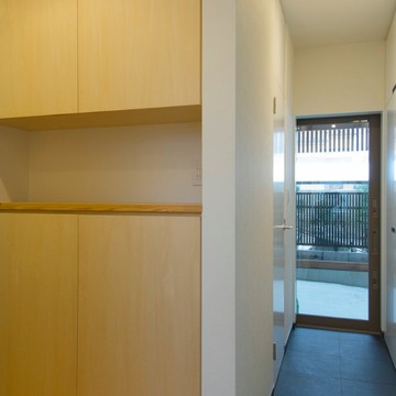 玄関からシンプルなディテールの室内へ