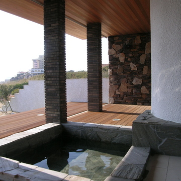 静かな夜に波の音を聞き月を眺めながら入れる露天風呂