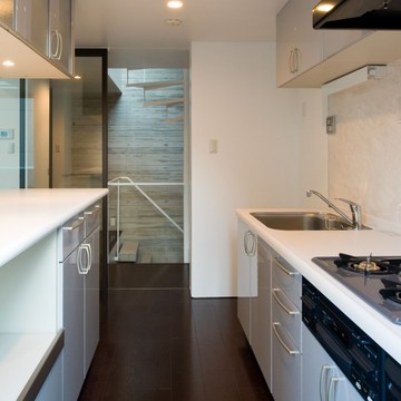 リビングから程よく作業が見えすぎないI型キッチン