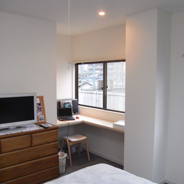 寝室の一角に日差しもまぶしい小さな書斎スペース