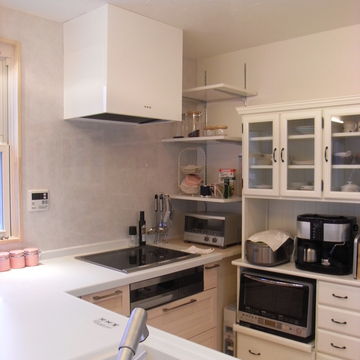 歩きまわらないでも手が届く使いやすいL型IHキッチン