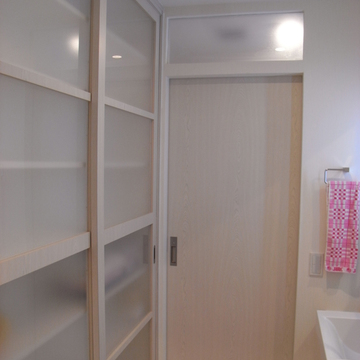 建具のデザインも揃えて白くシンプルな洗面スペース