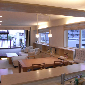 白い室内に間接照明がやさしい雰囲気のLDK