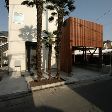 シュロの木が南国ムード漂うエントランス