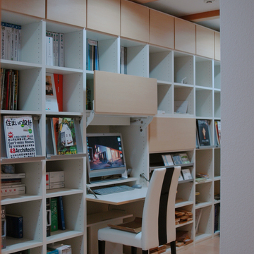 大きな壁面収納の本棚スペース