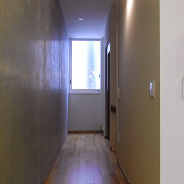 明るい光が差し込む廊下スペース
