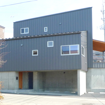 1階をガレージとした混構造の住宅