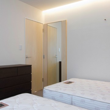 戸の裏側になるように設置した姿見などちょっとした工夫