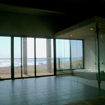 窓の外に広がる大パノラマを眺めて海に入っているような気持ちになれるバスルーム