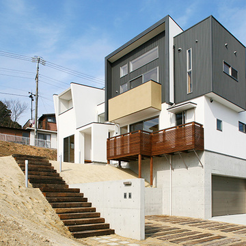 段差のある土地に建てられた家