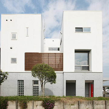 木のルーバーが中庭を包む家