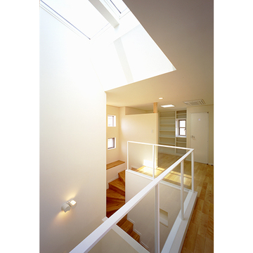 吹き抜け上部に設けられた天窓で明るい室内