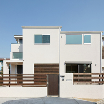 シンプルな白壁に木柵が映える外観