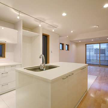 白を基調としたアイランド型キッチン