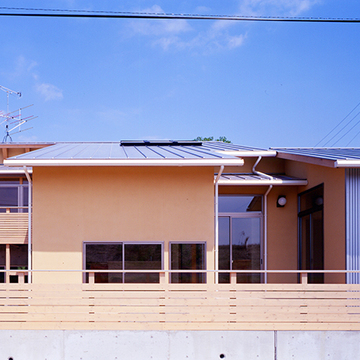 高さの異なる開口部が並ぶ外観