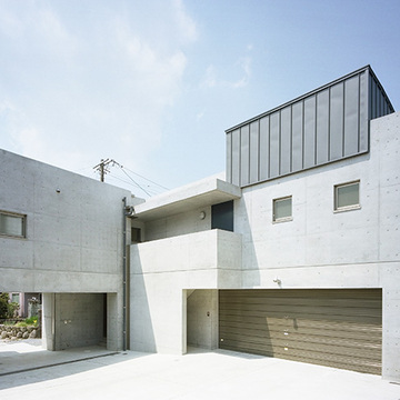 コンクリート打ち放しの駐車スペース