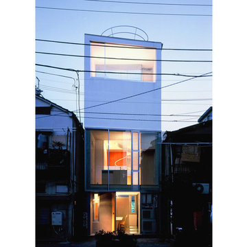 夜の風景に浮かび上がる外観