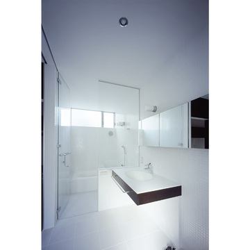 ホワイトベースのモダンなバスルーム