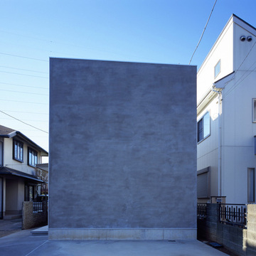 シンプルさが潔い駐車スペース脇の外壁