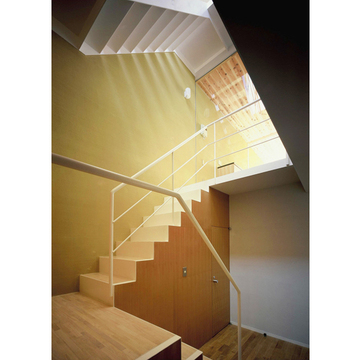 階段から降り注ぐ自然光