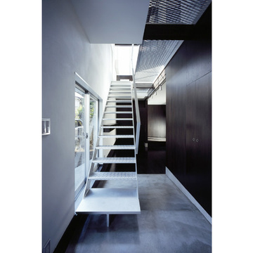 メタリック素材のオープン階段