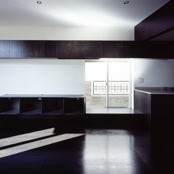 壁面の作り付け棚で収納たっぷり