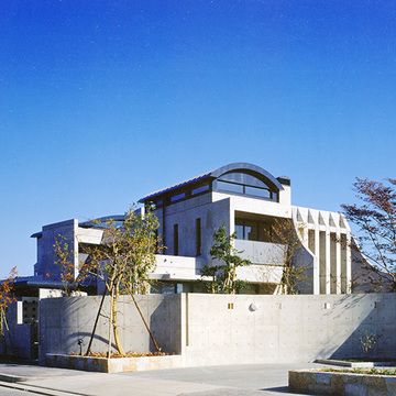 コンクリート打ち放しのモダンな外観