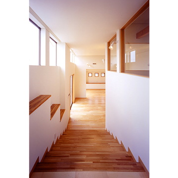 幅を広くとったリビングへの階段