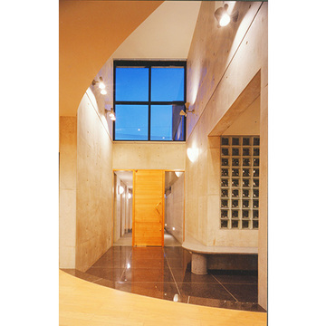 ハイサイドライトで明るく開放的な玄関