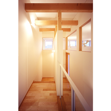 室内窓で風通しのよい廊下空間