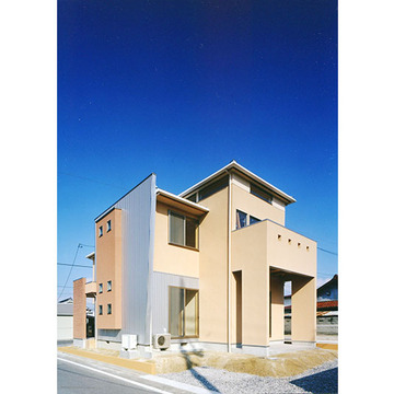 見る方向で印象を変えるデザインの外観