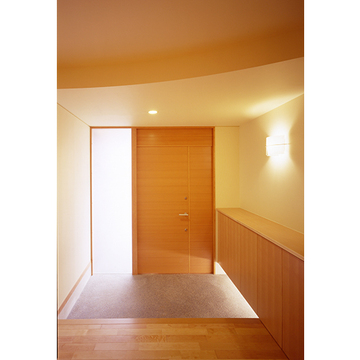 木目調の玄関ドアが出迎える