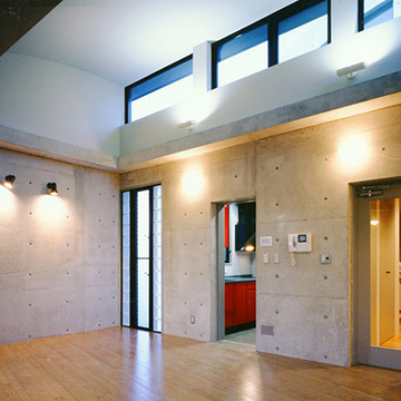 高い天井高にハイサイドライトの光が差し込む