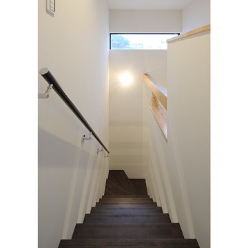 ハイサイドライトで明るくすっきりとした階段
