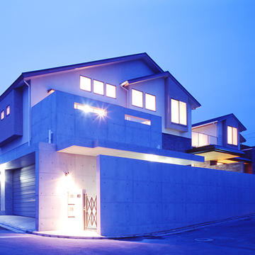 室内の灯りが高い位置から溢れる外観