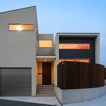 駐車スペースとエントランスを望む