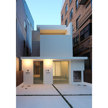 室内の奥行きを感じる夕景外観