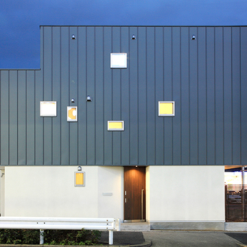 小さな小窓が覗くシンプルモダンな外観