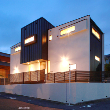 部屋の灯りが反射する夕景外観