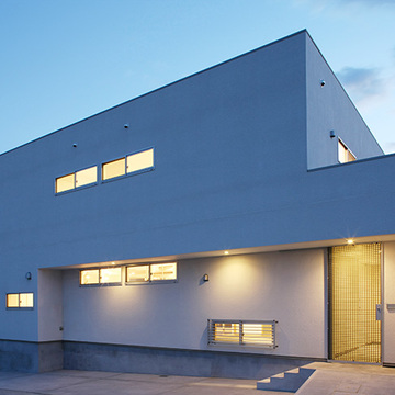 シンプルで直線的な夕景の外観