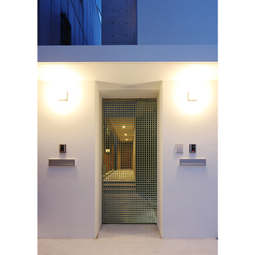 網目のドアが個性的なエントランス