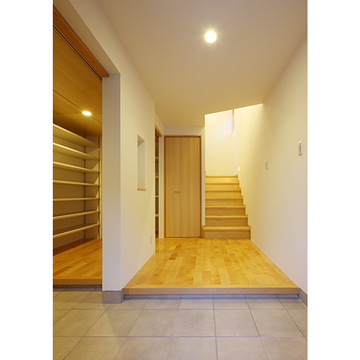 シューズクロークのある玄関ホール