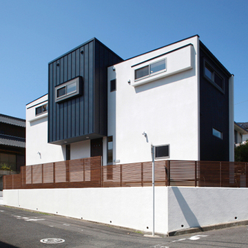 風通しのよい木の柵が囲う外観