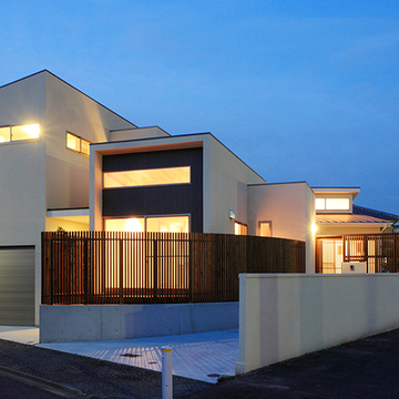 奥行きを感じる前面道路から見る外観