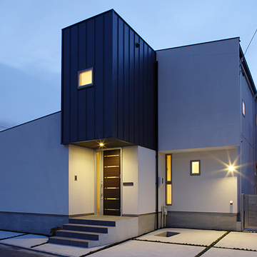 壁がせり出したようなシャープで個性的な外観