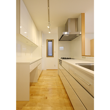 家族の顔が見えるカウンターキッチン