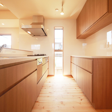 縦長の窓を配置して明るいキッチン