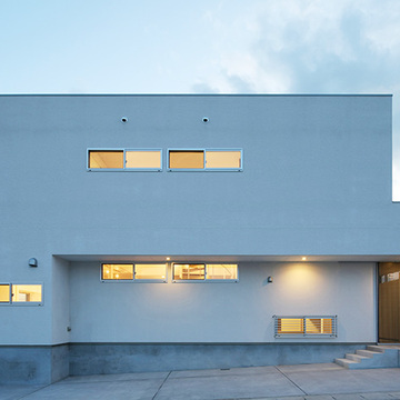 緩やかな傾斜地に建てられた外観