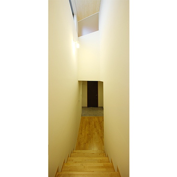 天井高を高くして開放感をプラスした階段