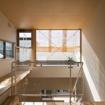 様々な方角から光の差し込む室内